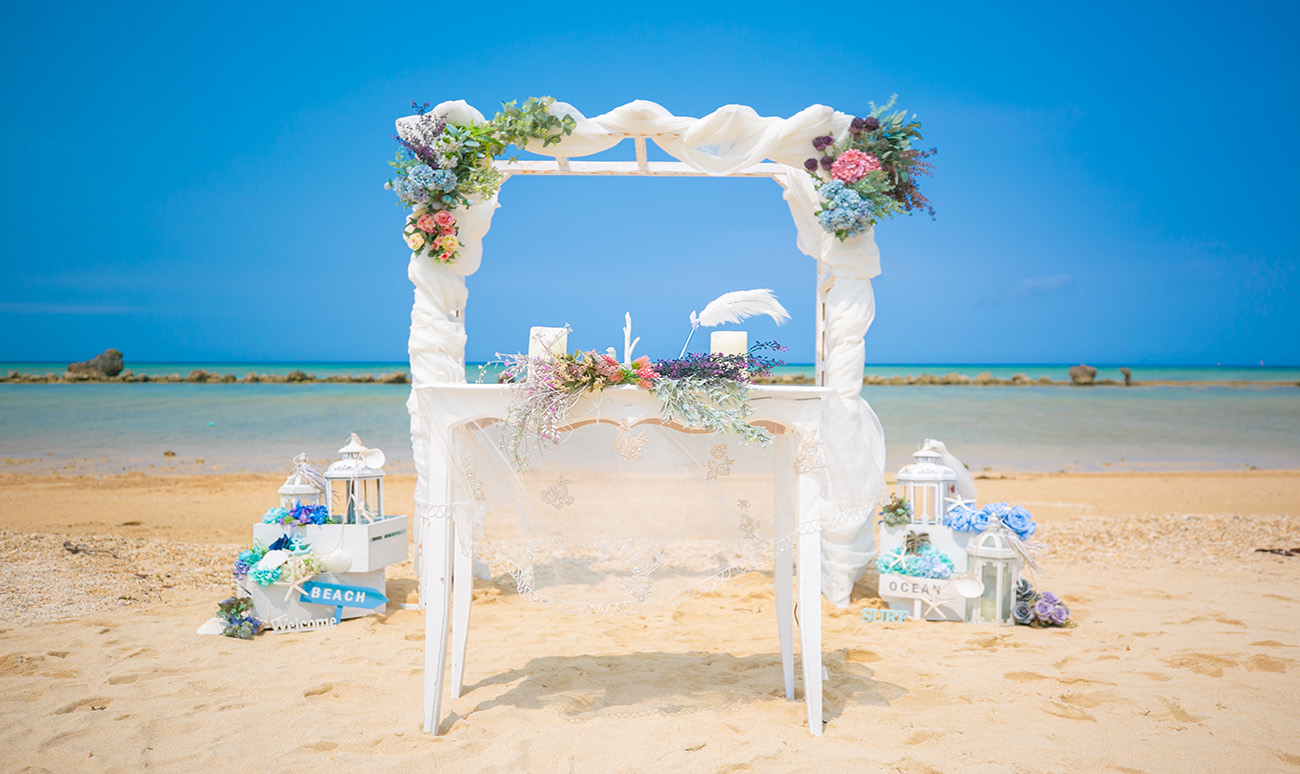 The two of you! Gazebo beach wedding ceremony with blue sea and blue sky [Chatan Araha Beach]